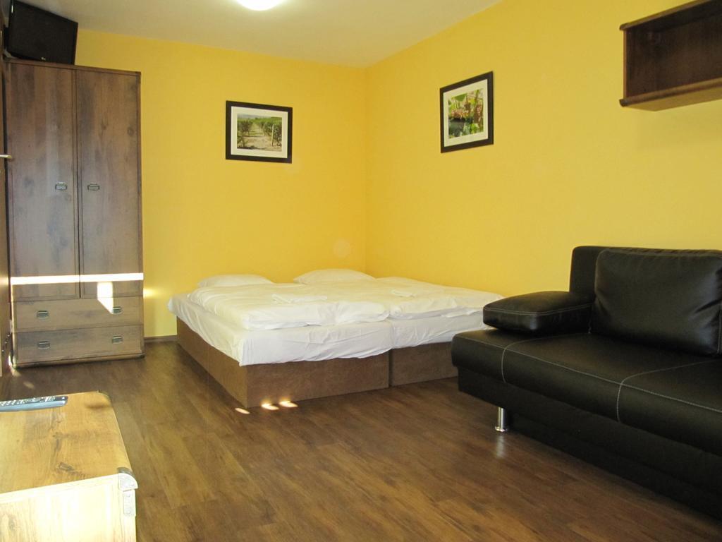 Penzion Vinarsky Dvorek Velke Nemcice Habitación foto